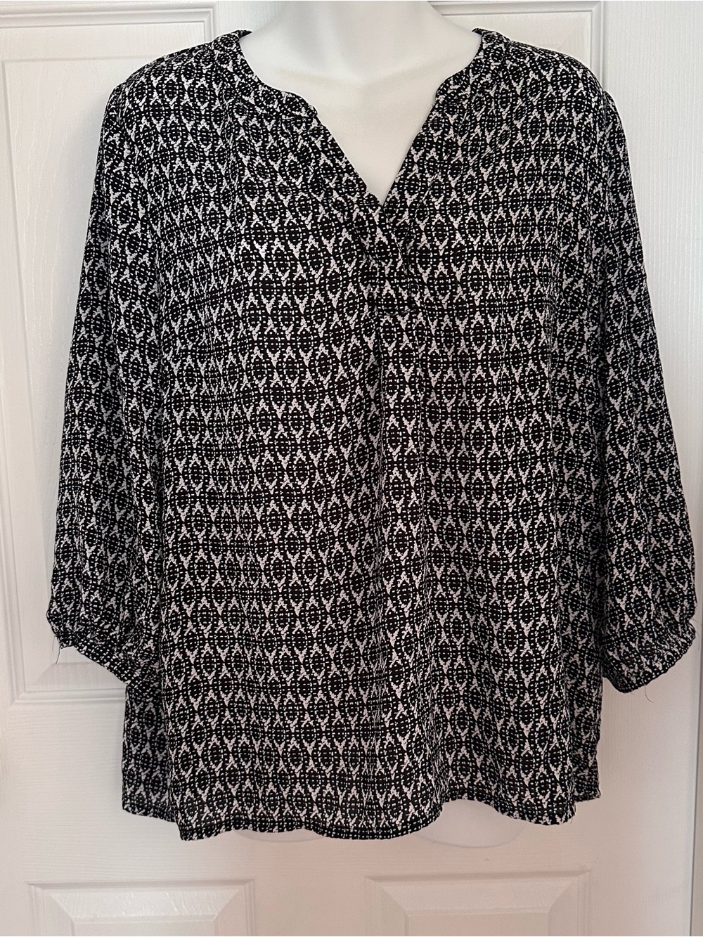 Carole Little Women's Blouse Large Black White Geometric 3/4 Sleeve Split Neck